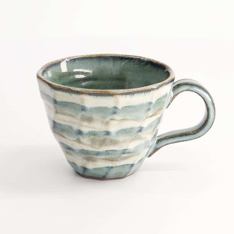 Von Tokyo-Design: Beige-grüne Henkeltasse aus Porzellan, fühlbares Relief mit ineinanderfliessenden Streifen in weiß und grün. Höhe 9,5 cm / Ø 7,5 cm (Breite mit Henkel: 12,5 cm) , Volumen 200 ml