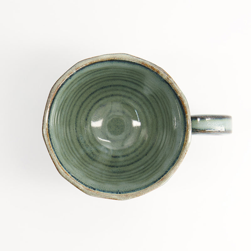 Sicht ins Innere deer Beige-grünen Henkeltasse von Tokyo Design