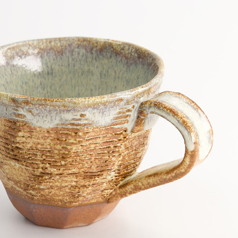 Rostbraun-beige Henkeltasse von Tokyo Design, Porzellan, 
Design mit Rillenstruktur in Hellbraun mit einer hellen, beigen Innenseite.
Höhe 9,5 cm / Ø 7,5 cm (Breite mit Henkel: 12,5 cm) , Volumen 200 ml