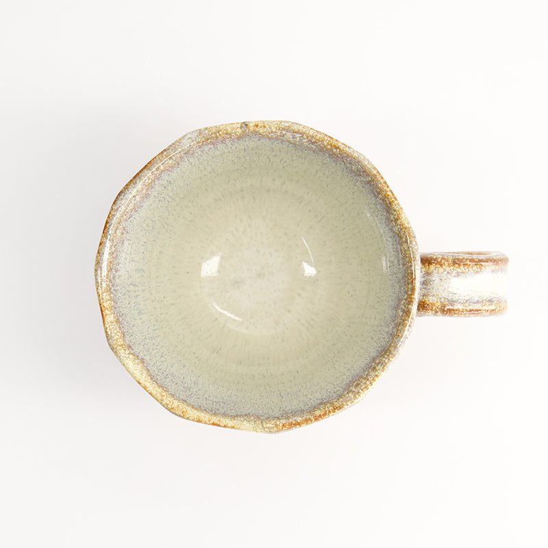 Blick ins Innere der Teetasse von Tokyo Design, Porzellan.

