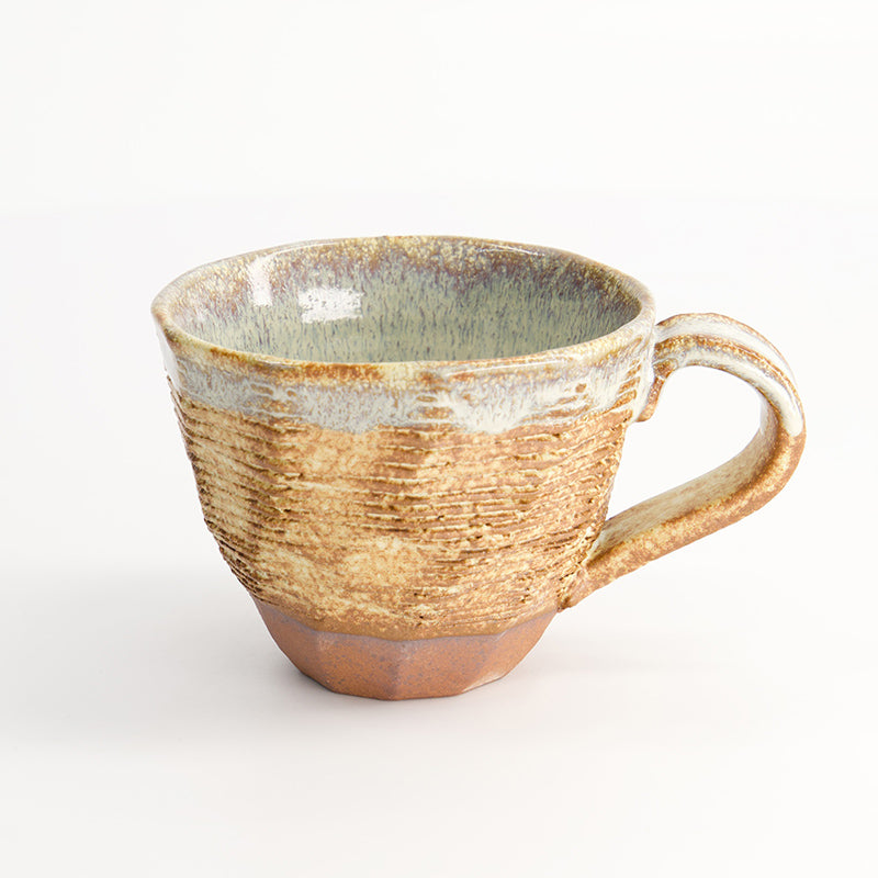 Rostbraun-beige Henkeltasse von Tokyo Design, Porzellan, 
Design mit Rillenstruktur in Hellbraun.
Geeignet als Teetasse oder Kaffeetasse
Höhe 9,5 cm / Ø 7,5 cm (Breite mit Henkel: 12,5 cm) , Volumen 200 ml