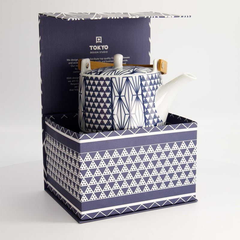 Die Teekanne von Tokyo Design wird geliefert in einem Geschenkkkarton, der das Muster der Teekanne widerspiegelt.