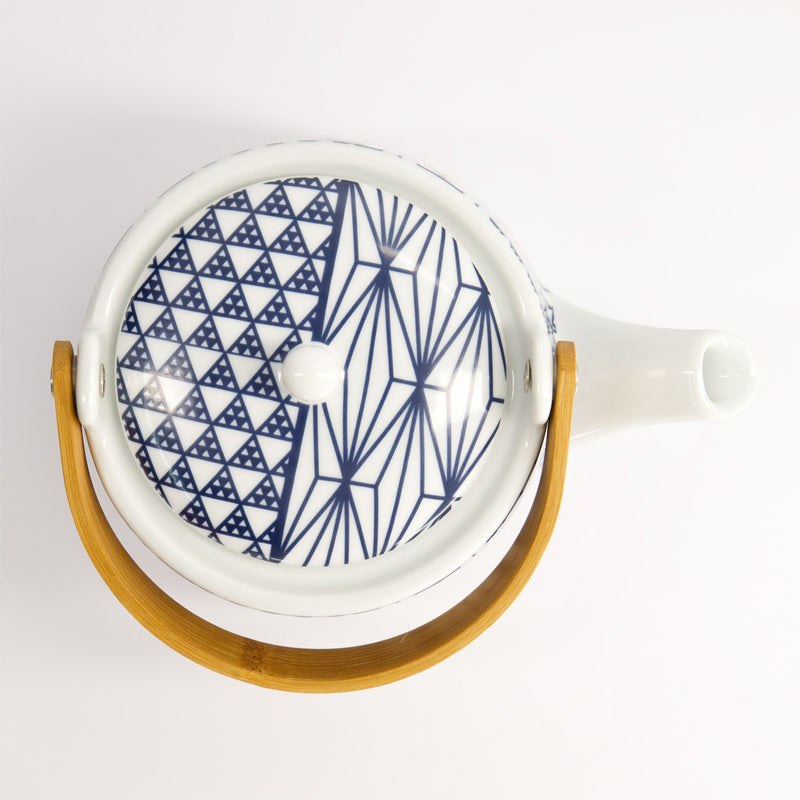 Rautenmuster auch auf dem Deckel der Teekanne von Tokyo Design, in Dunkelblau, Weiß