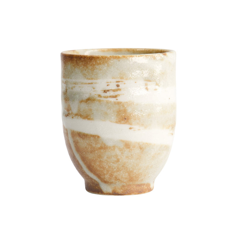 YUNOMI SHINO Teebecher von Tokyo Design, Shino-Design mit verschmelzenden weißen Streifen und rötlichem Braunton, spülmaschinen-
geeignet, mikrowellentauglich
Höhe 8,4 cm, Ø 7 cm, Volumen 200 ml