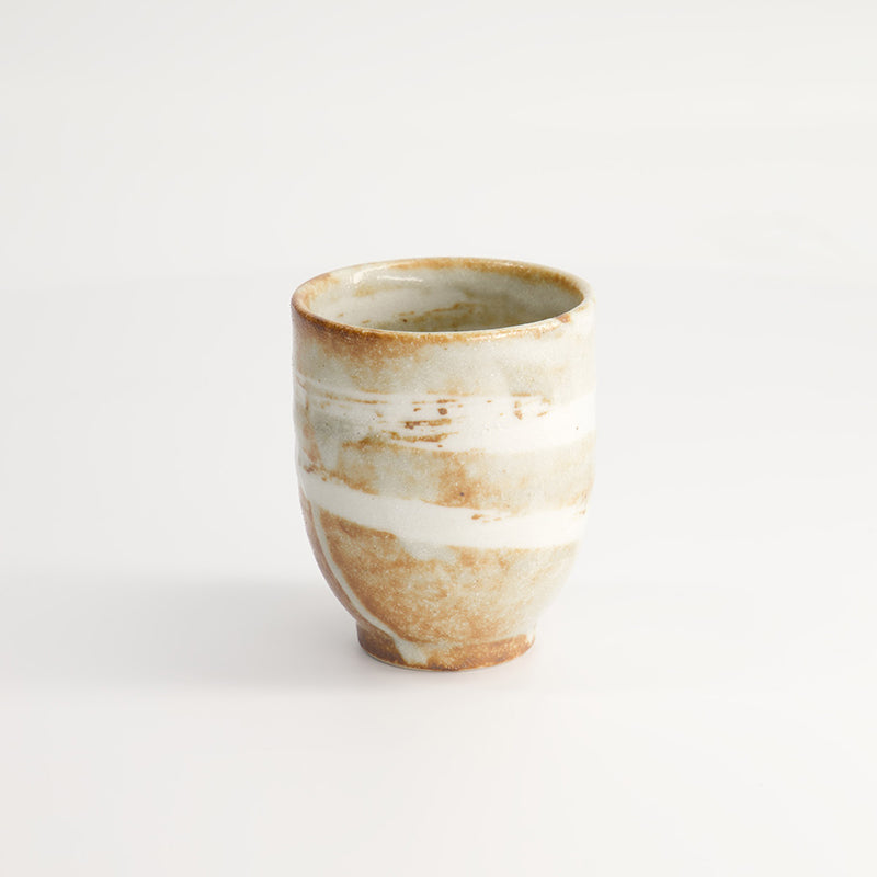 YUNOMI SHINO Teebecher von Tokyo Design, Shino-Design mit verschmelzenden weißen Streifen und rötlichem Braunton, spülmaschinengeeignet,mikrowellen-
tauglich, Höhe 8,4 cm, Ø 7 cm, Volumen 200 ml