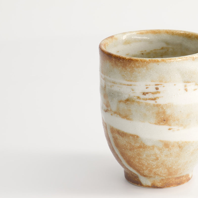 Von Tokyo-Design: YUNOMI SHINO Teebecher, Shino-Design mit verschmelzenden weißen Streifen und rötlichem Braunton, spülmaschinen-
geeignet, mikrowellentauglich
Höhe 8,4 cm, Ø 7 cm, Volumen 200 ml