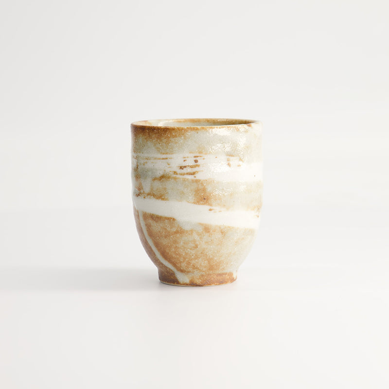 YUNOMI SHINO Teebecher von Tokyo Design, Shino-Design mit verschmelzenden weißen Streifen und rötlichem Braunton, 
Höhe 8,4 cm, Ø 7 cm, Volumen 200 ml