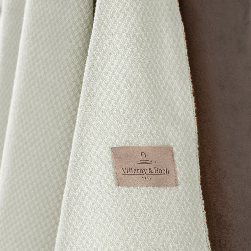 NARAMA Plaid - Überwurfdecke von Villeroy & Boch, mit dezentem Strukturmuster, in der Farbe salbeigrün, hergestellt in Deutschland bei Biederlack