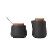 Anthrazit-farbiges, 5-teiliges Milch- und Zucker-Set NICOLA von Viva Scandinavia.  Milchkännchen und Zuckerdose inkl. Korkdeckeln und Zuckerlöffel aus Edelstahl, Dose mit Kerbe für den Löffel. Online-Shop Home-and-Kitchen.de