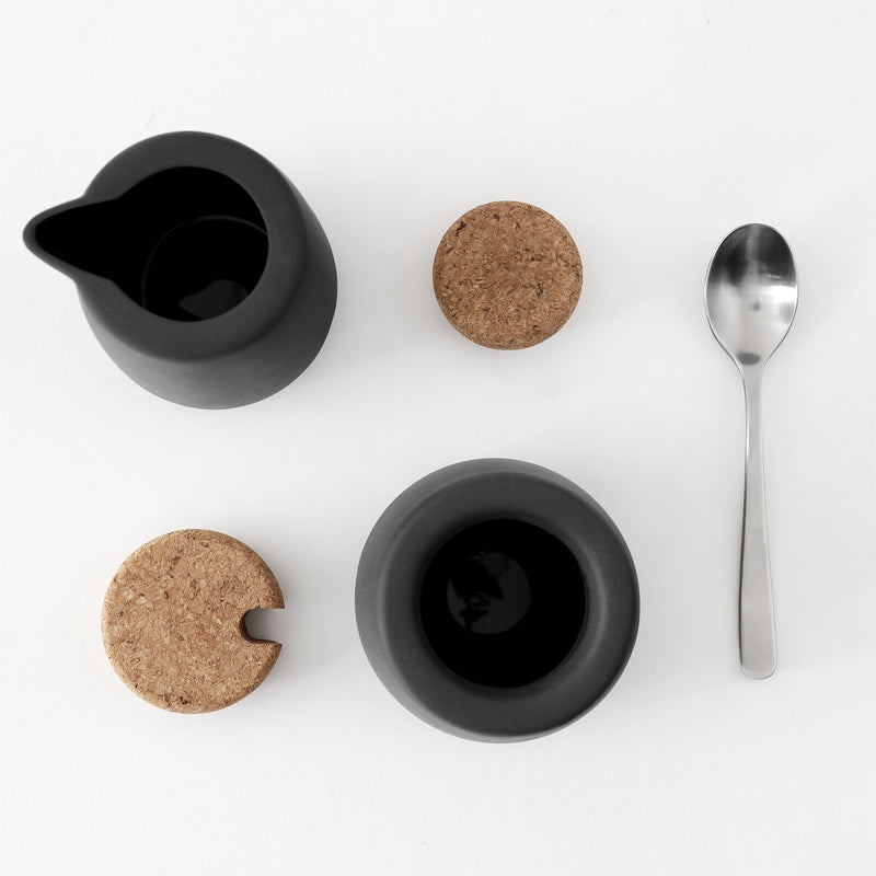 Innenansicht Zuckerdose und Milchkännchen mit anthrazit-farbiger  Glasur