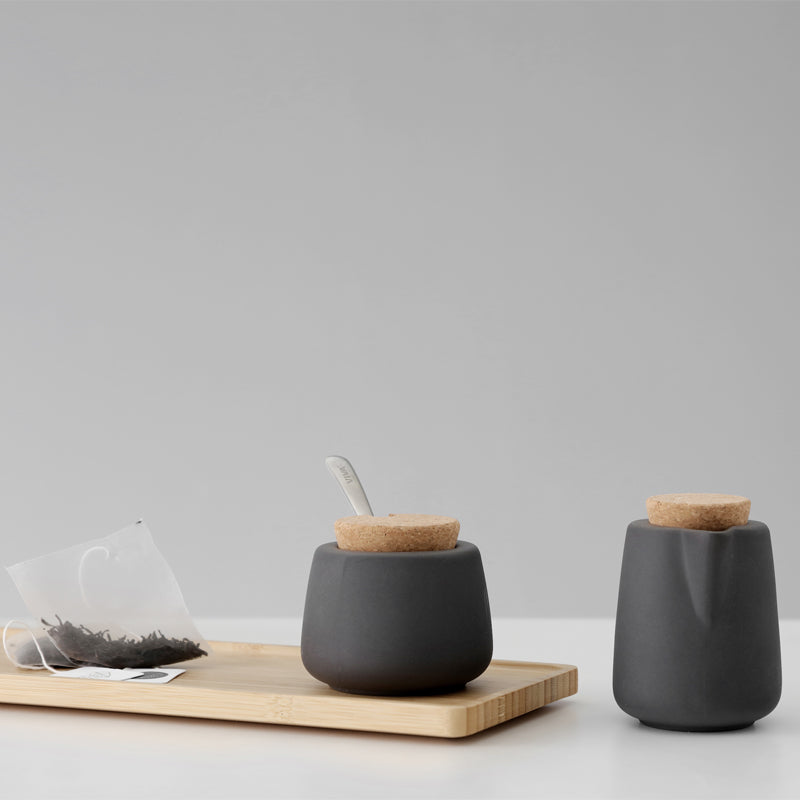 Anthrazit-farbiges Zuckerdose und Milchkännchen-Set  NICOLA von Viva Scandinavia,  inkl. Korkdeckeln und Zuckerlöffel aus Edelstahl, Dose mit Kerbe für den Löffel. Online-Shop Home-and-Kitchen.de

