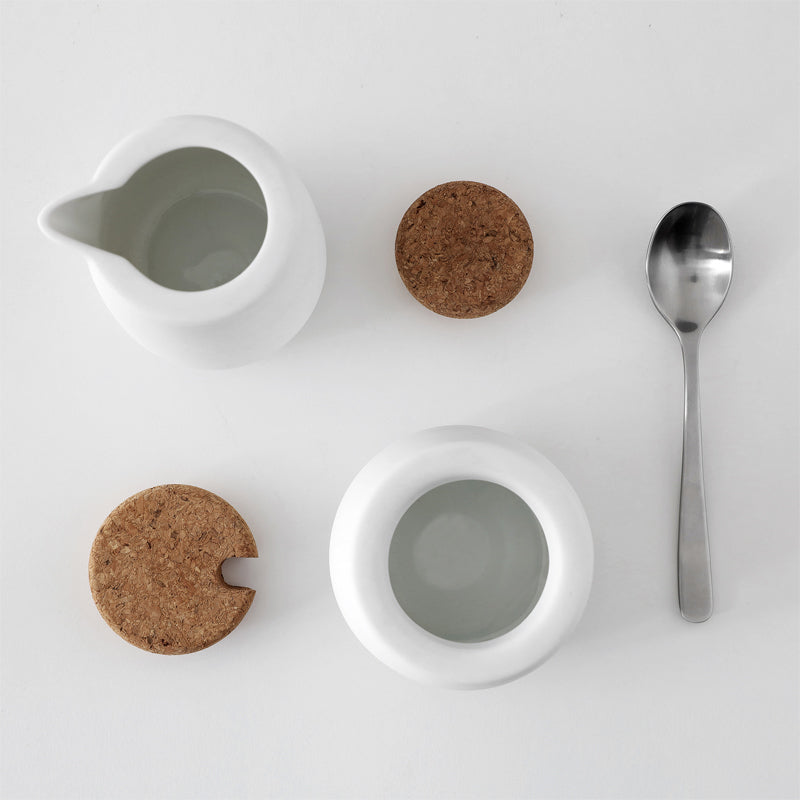 Innenansicht Zuckerdose und Milchkännchen mit weißer Glasur