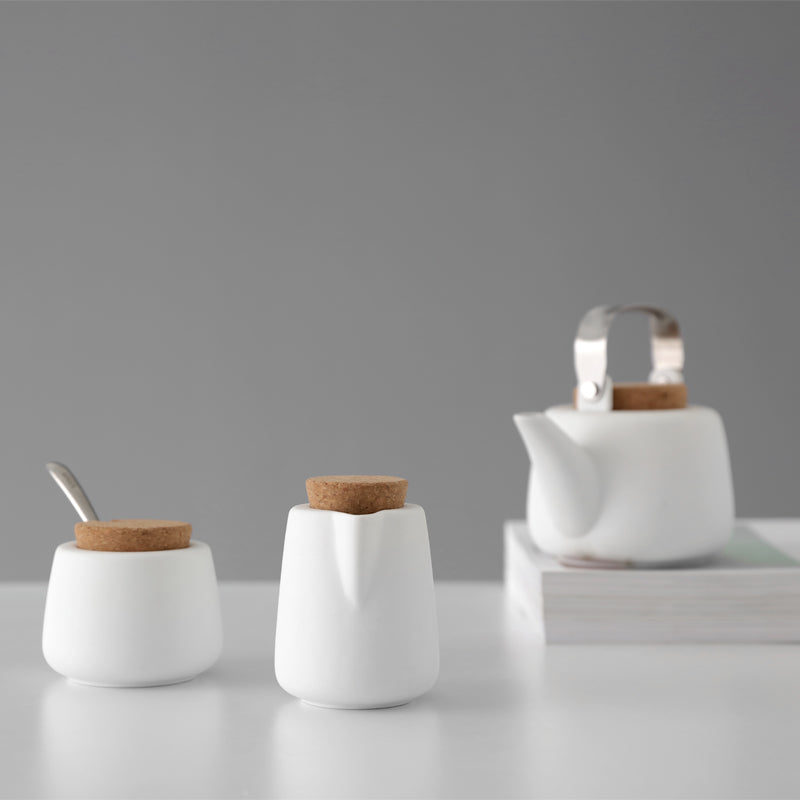 NICOLA 5-teiliges Milch- und Zucker-Set von Viva Scandinavia, kombiniert mit einer Teekanne aus der gleichen Kollektion. Online-Shop Home-and-Kitchen.de
