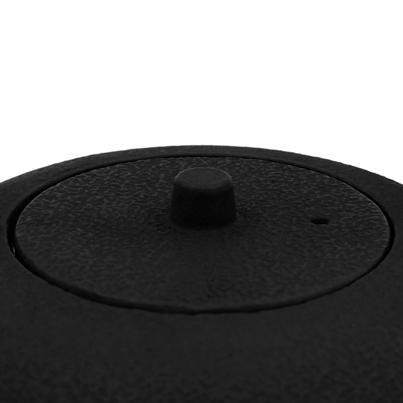 Runder Deckel mit Knauf auf SAGA Teekanne von Viva Scandinavia, aus schwarzem Gusseisen mit dezentem Strukturmuster,. Online-Shop Home-and-Kitchen.de
