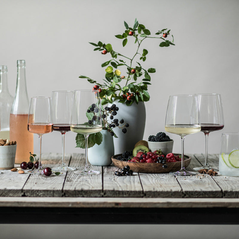 Auf einem rustikal gedeckten Tisch: Universal- Weinglas VIVID SENSES "Samt & Üppig" von Zwiesel Glas, für verschiedene Weinsorten geeignet.
